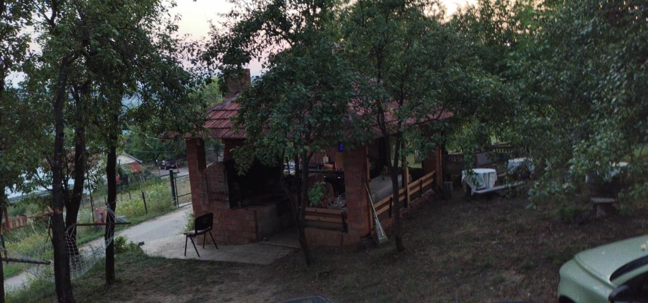Bungalovi Api-Centar Gornji Milanovac Exteriör bild